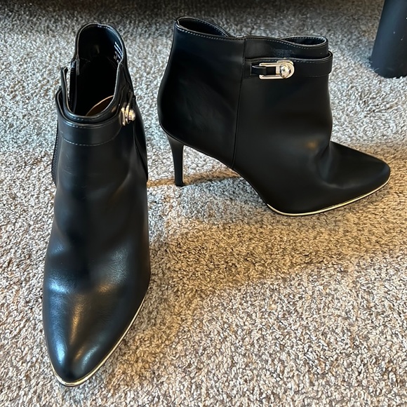 Heeled booties - Picture 2 of 9